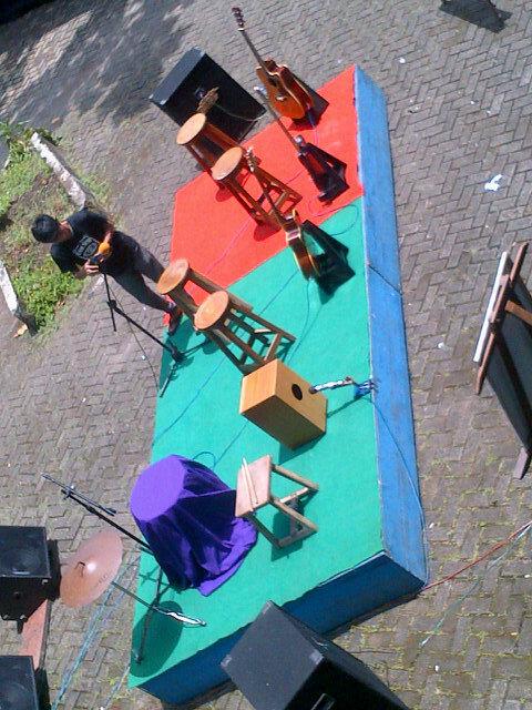 Suasana persiapan Pementasan Diklat '14' IMAJINASI UKM Seni Pancoran. Are you ready???