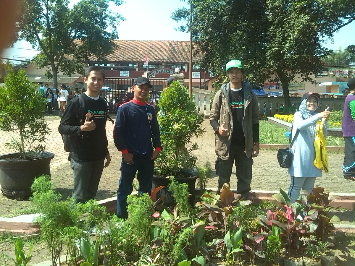 greenerationid's tweet photo. #MasukRT via @rahmanhakime: Kerja bakti penghijauan, penataan alun2 majalaya bersama warga majalaya http://t.co/1tebifhJZ3