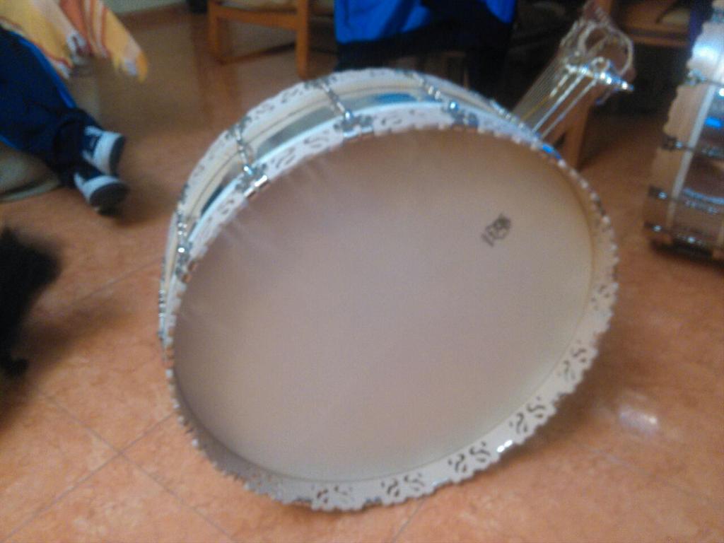 antoniomagras's tweet photo. No hay mejor manera de empezar la semana santa tocandote un tambor en una rifa..la suerte me acompańa jajaja...kmsbd http://t.co/ioOqXycrpR