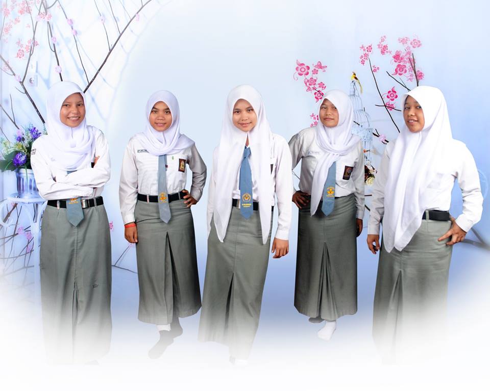 Onnaad's tweet photo. seragam terakhir @sikenott @yantizein10 @YKarthyka96 @rinottt http://t.co/9kP8jQOhwd