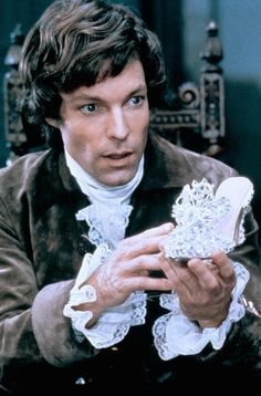 En cuanto encuentre a Cenicienta atenderá vuestras felicitaciones cumpleañeras.
Happy Birthday, Richard Chamberlain! 