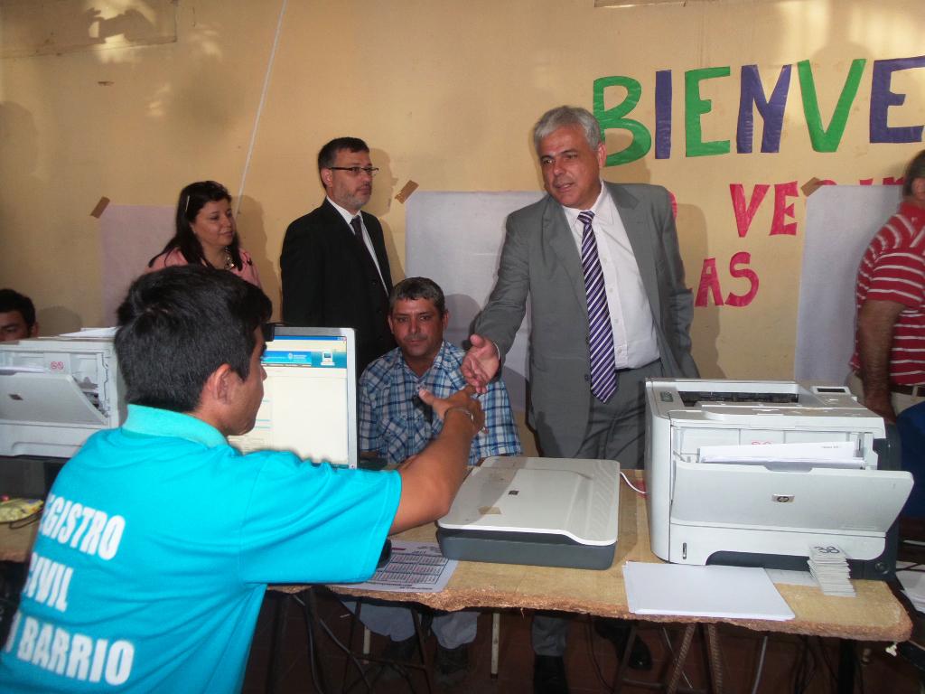 LaRiojaNot's tweet photo. El Ministro @kitosaullarioja visitó el centro vecinal del barrio Las Agaves.
http://t.co/IS2gRGVugk http://t.co/G85K94kI1u