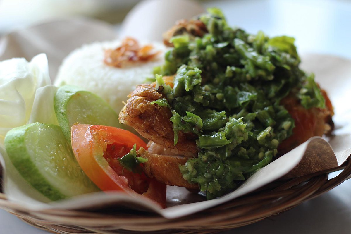welldoneresto's tweet photo. Selamat makan depok! Nasi hangat dgn ayam cabe ijo sangat menggugah selera hanya @welldoneresto di @DepokTownSquare http://t.co/w0uLyFxIxI