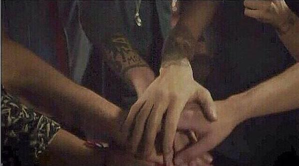 PLEASE <a href="/zaynmalik/">zayn</a> SAY SOMETHING !! THEY ARE YOUR FRIENDS !!! :'(