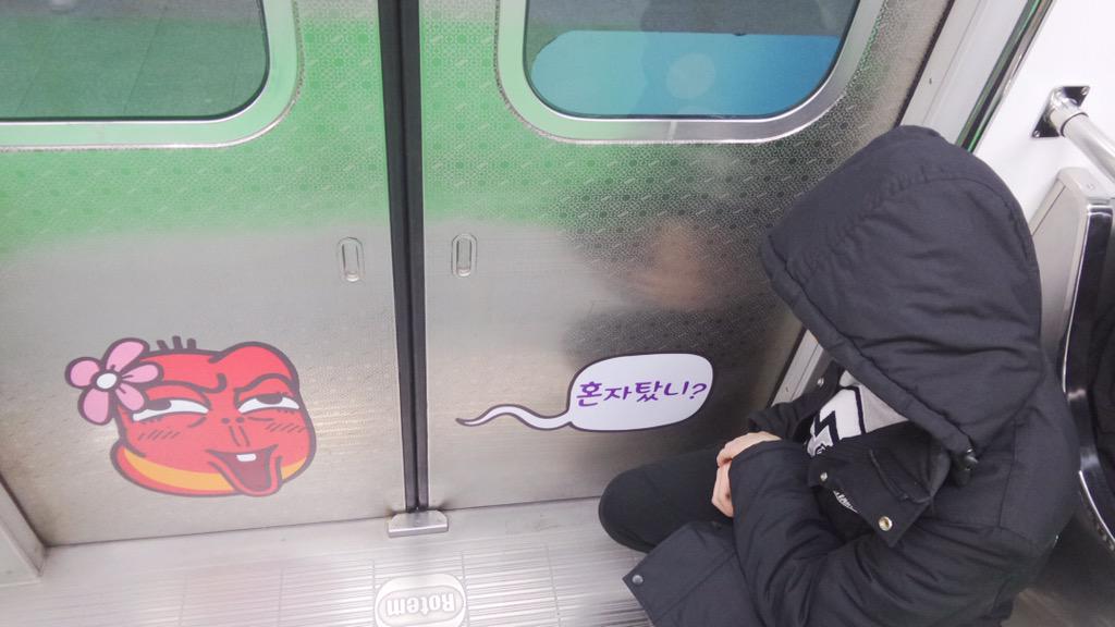 2014_HOTSHOT's tweet photo. #문규 #성운 오랜만에 지하철 타는데 신기하게 라바철을 타게됬어요ㅋㅋㅋㅋㅋ http://t.co/dR5jPtNd6g