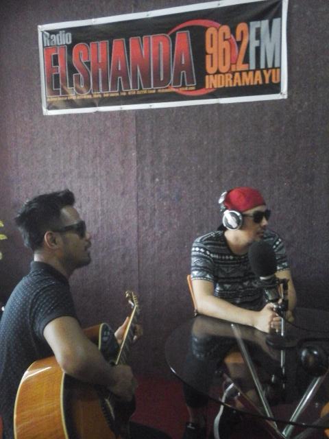 Yuk dengerin ngobrol seru bareng <a href="/Bagindas_/">Bagindas</a> tentang single 100% Cintaku &amp; Meriang cc.<a href="/TrinityOptimaP/">Trinity Optima Production</a> <a href="/Ipamutter/">Ipam</a>