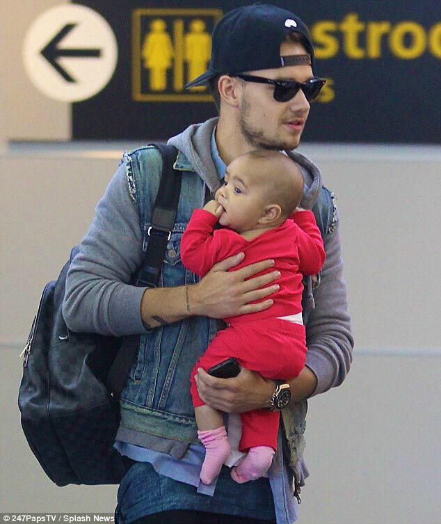 DominoHearts47's tweet photo. Cause the fandom could use adorable baby pics of the boys #LOUISDEFENSESQUAD #OneDirection #MASTEROFWISDOM http://t.co/PtHyCE0McG
