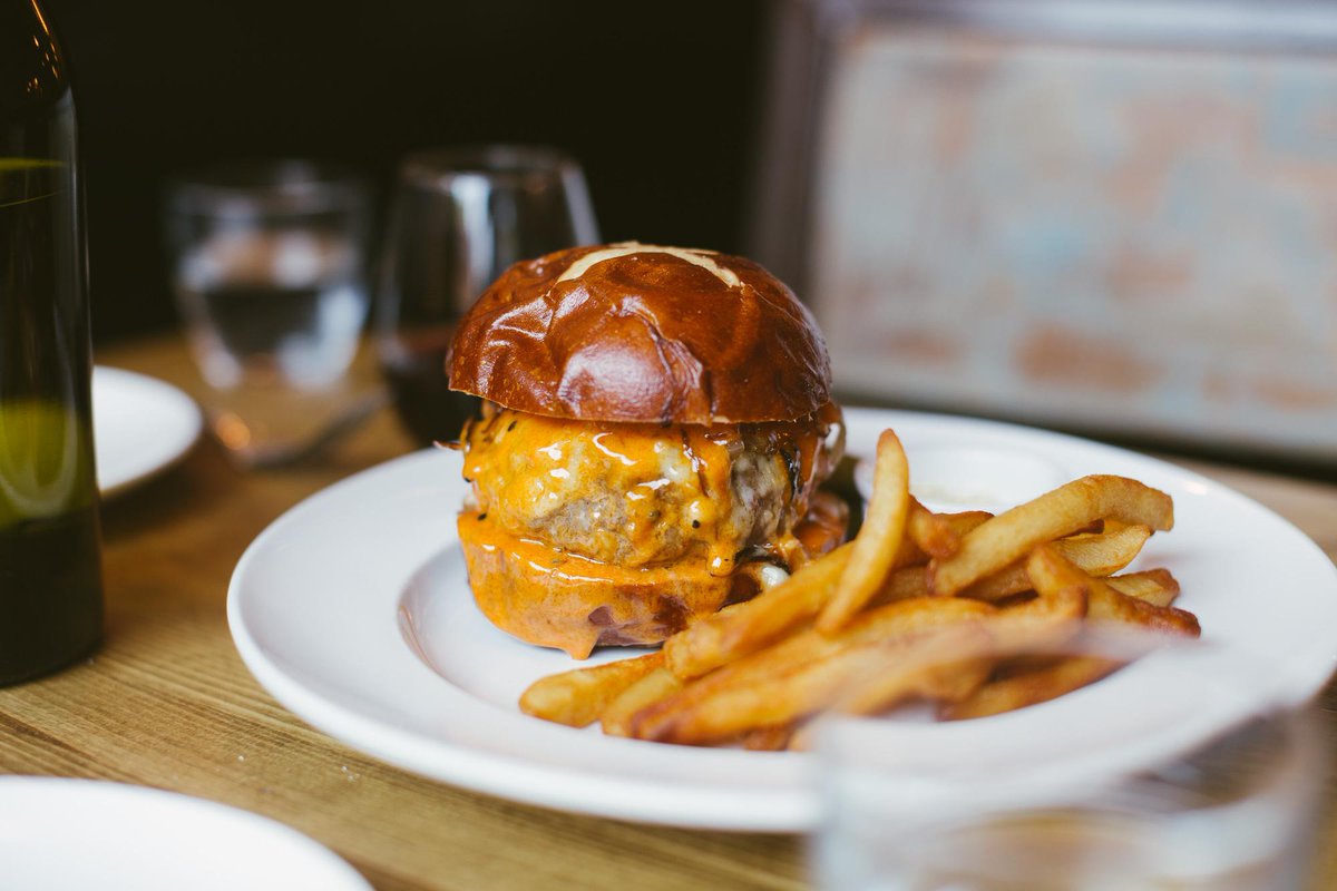 Sticking with today's theme - Our favorite NYC restaurants serving excellent burgers. theinfatuation.com/new-york/cuisi…