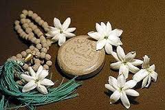 لاأحديمتلك حياةورديةولا قلباًخالياًولارأساًخفيفاًمن الأعباءولكن هناك من يدعوالله ويبتسم الحمدلله دائماًوأبدا■ الصلاة