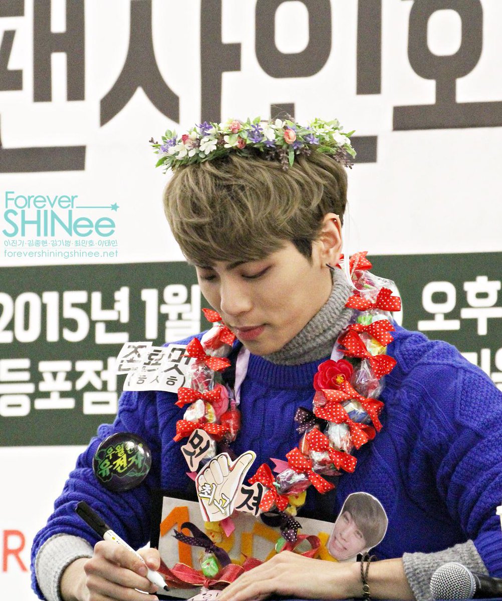 Forever_SHINee's tweet photo. [Forever_SHINee ] #26thBLINGDAY 종현아생일축하해 ^_^ 150408 (3P) http://t.co/CTMbEAxzyI http://t.co/8fg8vbcmec