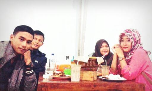ReniiiSetya's tweet photo. Dinner with bestfriend ({}) http://t.co/CkakApfgpo