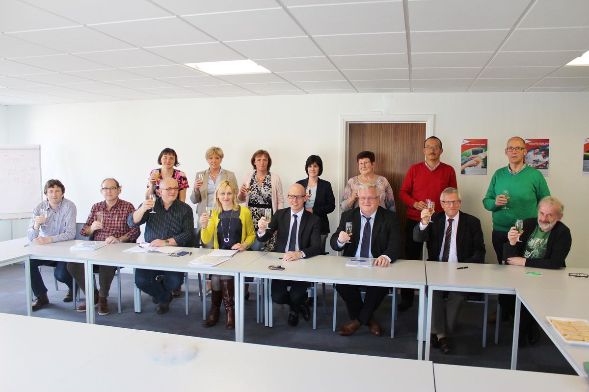 az_delta's tweet photo. Fusie-cao ondertekend @az_delta http://t.co/byzugldb1m #blijegezichten #succesvolletoekomst http://t.co/TcRyrHZaIi