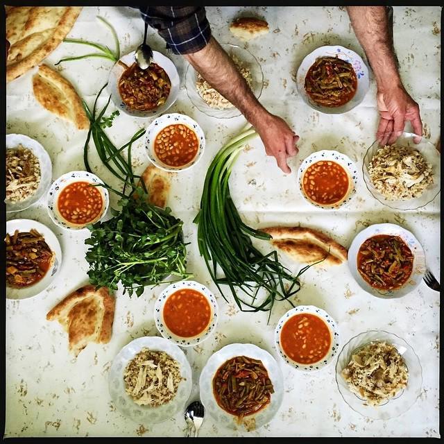 EDMiddleEast's tweet photo. Kurdish hospitality in Lice (pronounced "Lee-jay"), Turkey: lunch of roasted chicken with rice, white beans, fresh … http://t.co/fswCRT8hkT