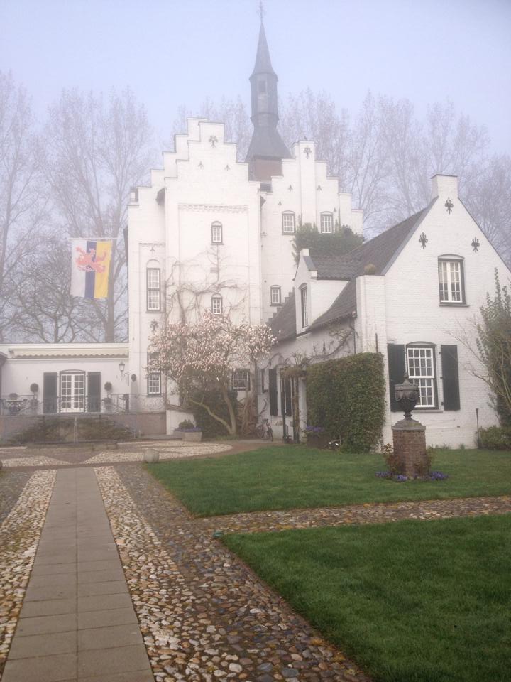 Een prachtige dauw ochtend <a href="/KasteelGB/">Kasteel Groot Buggen</a> in afwachting van de crew van Flikken Maastricht. kasteelgrootbuggenum.nl