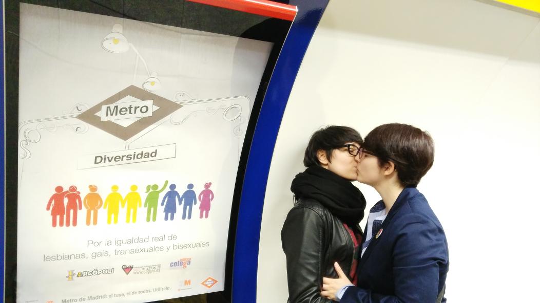 Découvrez la première campagne du métro de Madrid contre les LGBT-phobies CB_EUKpW4AAX2gW