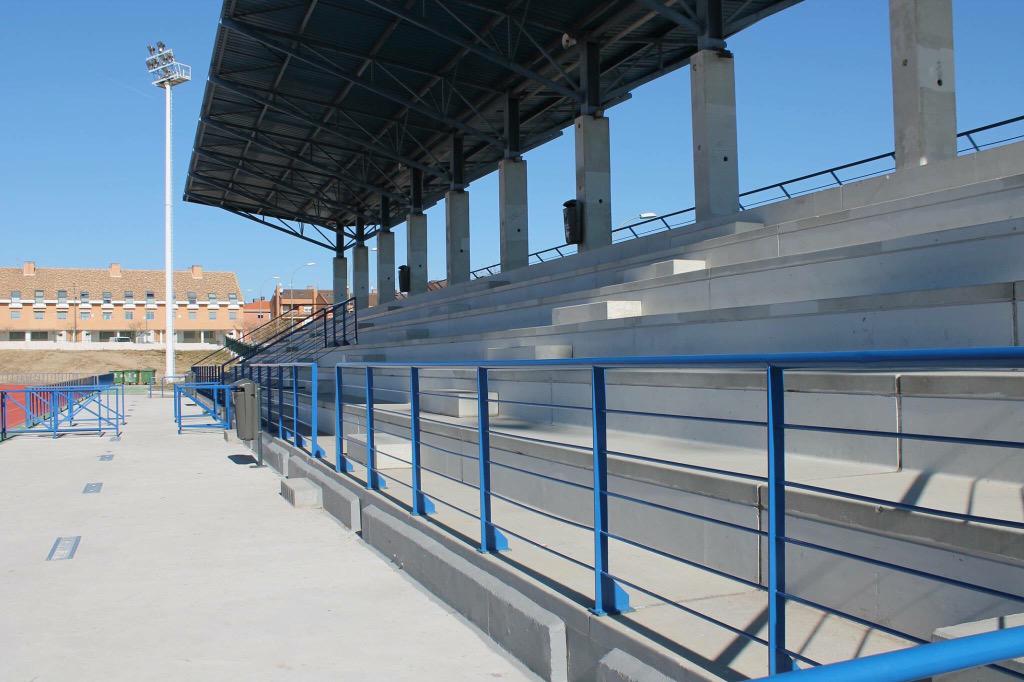 SAGdeporte's tweet photo. El campo de fútbol ya cuenta con asientos en su grada, más de 400 localidades para uso y disfrute de los vecinos http://t.co/NREGTnKvmr
