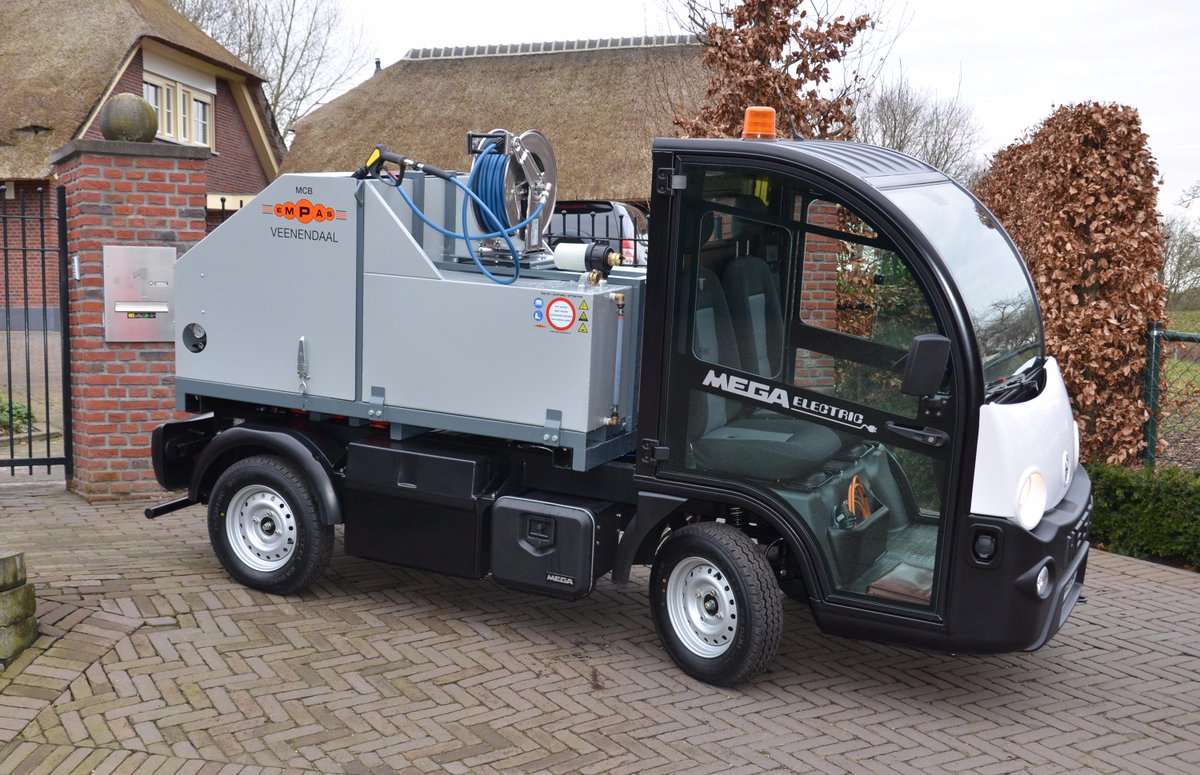 EmpasBV's tweet photo. #Productontwikkeling MCB-E: tank verlaagd voor betere balans v/h voertuig. Schommelschotten in tank.#onkruidbeheer 💦🍀 http://t.co/UuilI6JGUL