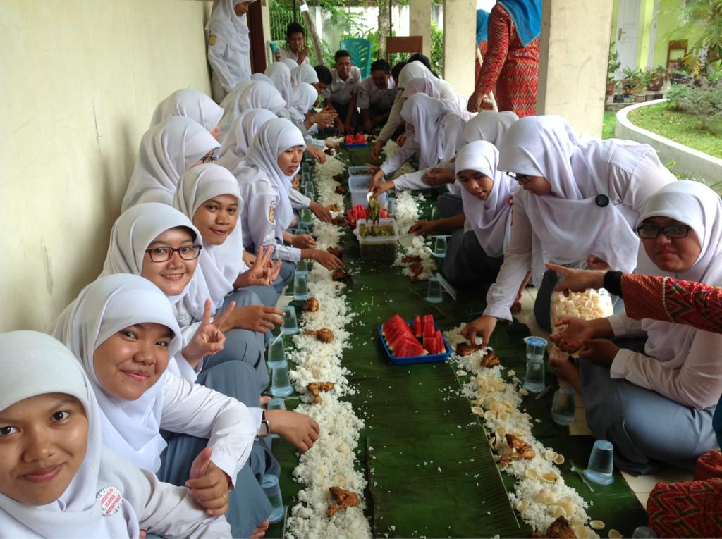 monalisasma3pdg's tweet photo. Makan bajamba SMANDUBES http://t.co/n9UK47HpxY