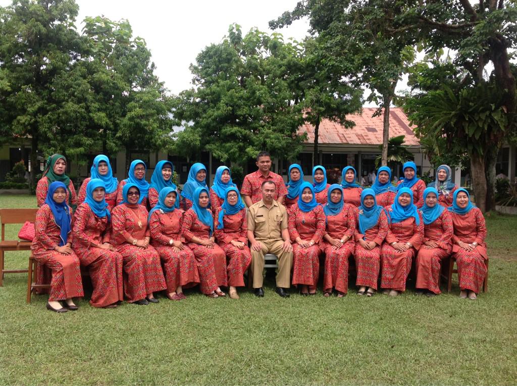 monalisasma3pdg's tweet photo. Guru sma 12 Padang http://t.co/M5Zq9MoLv3