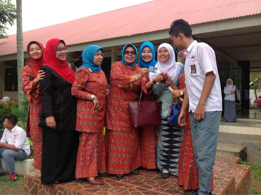monalisasma3pdg's tweet photo. Hadiah http://t.co/NVukjmq68k