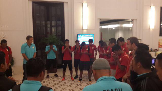 BaritoMania's tweet photo. Bismillahirrahmanirrahim. Ridhoi dan berkahi perjuangan kebanggaan kami malam ini ya Allah. 3 poin!!! #BaritoDay http://t.co/bEdrRvfgks