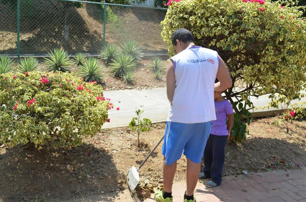 Nicolas_Escobar's tweet photo. Trabajos de limpieza y recuperación de los bancos en la Plaza Fuente de Ciudad Casarapa. Grupo #ProFightSystem. http://t.co/dCIqxyYOpi