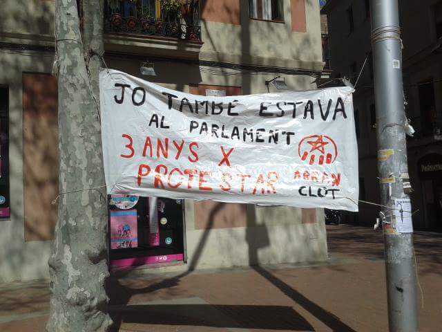 ArranBarcelones's tweet photo. Pancartes d @ArranClot denunciant la repressió a la dissidència! #jotambeestavaalparlament  #jotambesocanarquista http://t.co/2BY7prhdyn