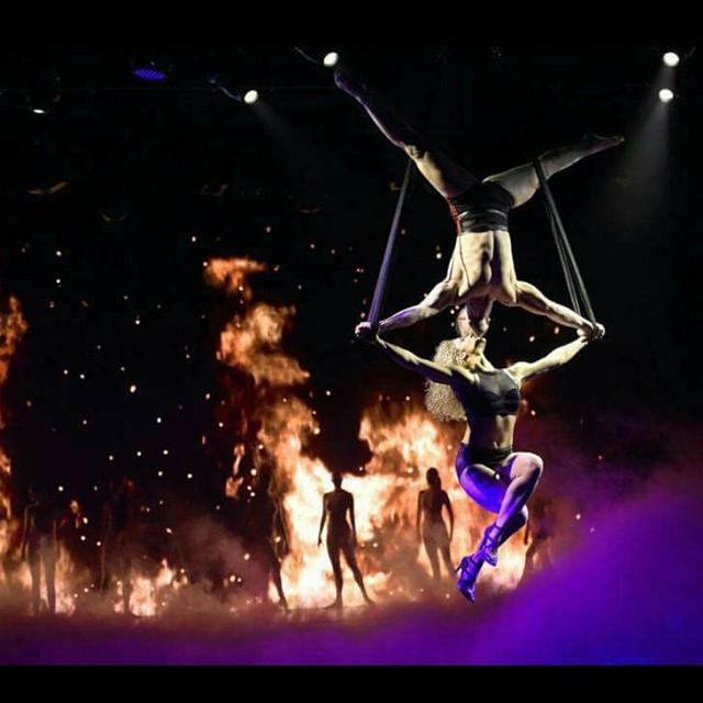 A mid-air kiss Lido kiss shared between @lidoparis performers Cécile and <a href="/romanbonaton/">roman bonaton</a>