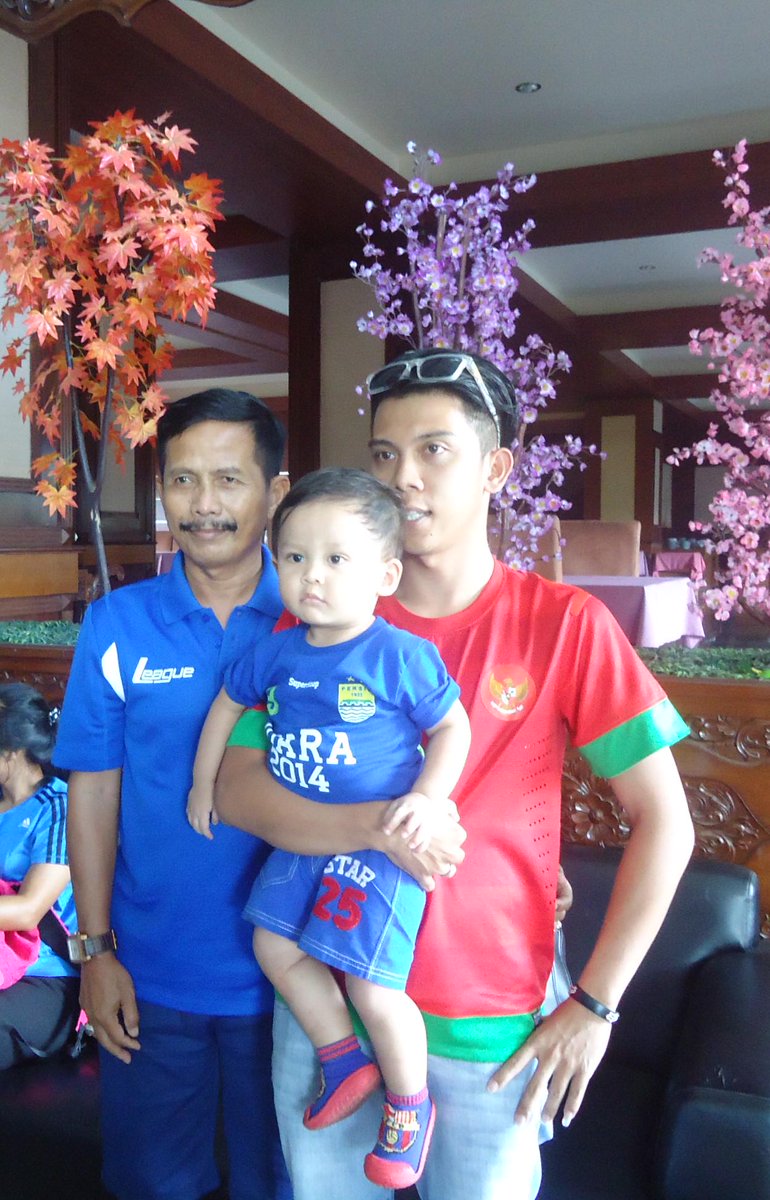 Alkisjaa's tweet photo. With platih trcinta @KanggoDjanur ponakanku ini suka nangis klo pas persib main dipindahin chanelnya Hadeuh @geloraPR http://t.co/d3thNURBBk