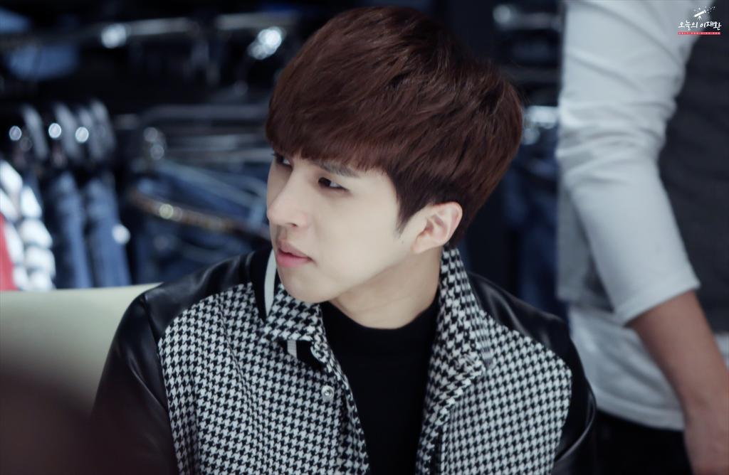 Todays_KEN's tweet photo. 141116 명동 STAFF 팬싸인회
매우 매우 예뻤던 날 😘 @jaehwany0406 
http://t.co/XB1dYgTtCi
http://t.co/SVApK22HB1 http://t.co/yaQWXuLXzs