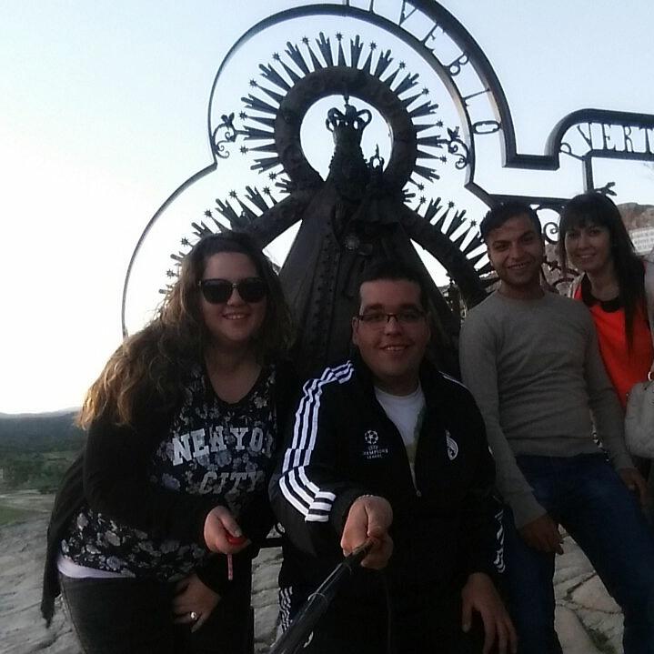 SandraCaballe20's tweet photo. Viva La Reina de sierra morena y sus romeros! 👏👏👏 @amoresAB @Jonathan0433 http://t.co/8dzsVeHJJ7
