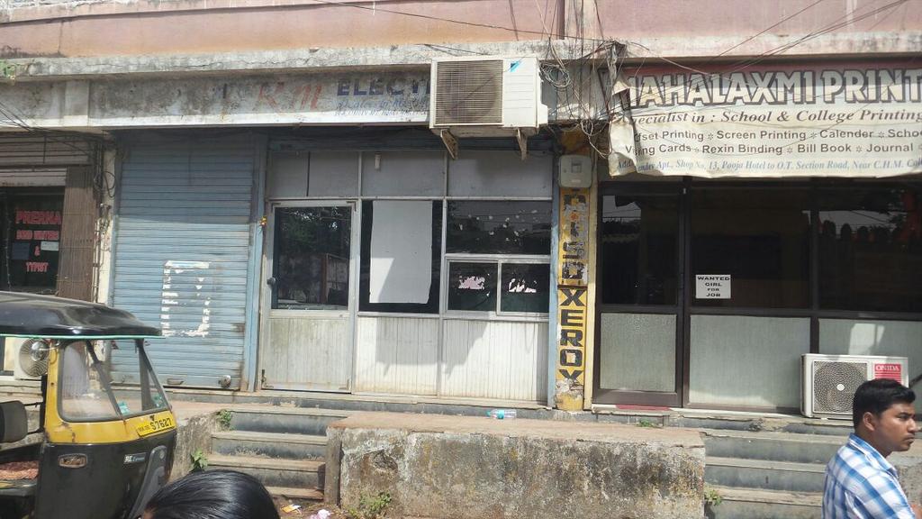 Mumbaikhabar9's tweet photo. Police catch 14 students in 'objectionable' positions in cyber cafes near CHM college in #Ulhasnagar near #Mumbai http://t.co/DNsGvJvs1I