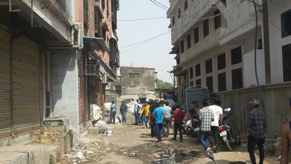 Mumbaikhabar9's tweet photo. Police catch 14 students in 'objectionable' positions in cyber cafes near CHM college in #Ulhasnagar near #Mumbai http://t.co/DNsGvJvs1I
