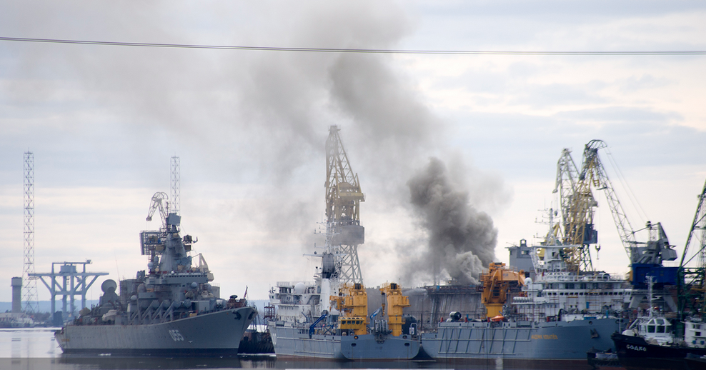 Se incendia un submarino nuclear ruso amarrado en el puerto de Severodvinsk CB_dTpLUEAAcjya