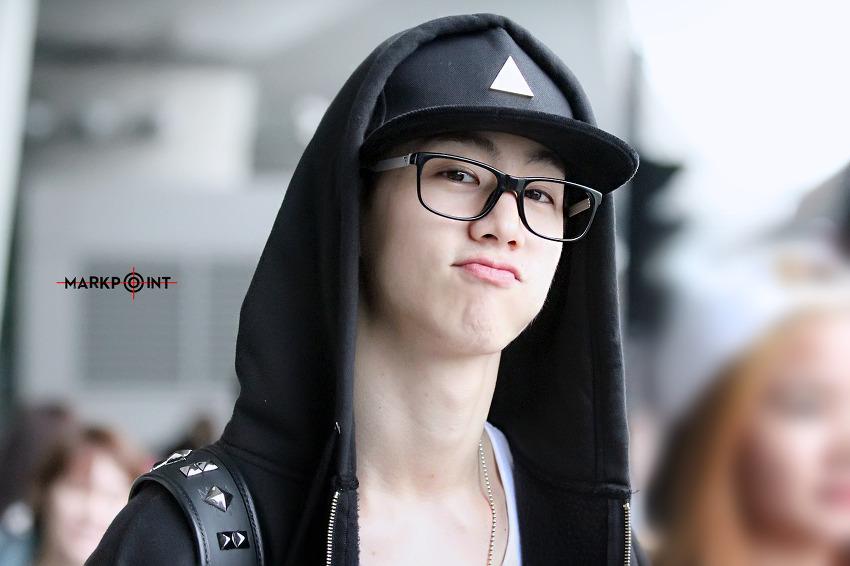 Bam2Mark's tweet photo. พ่ายแพ้ผู้ชายใส่แว่น โดยเฉพาะคนนี้ โฮรกกกกกกกกกกกกกกกกกกกก http://t.co/VE62iSCVJR
