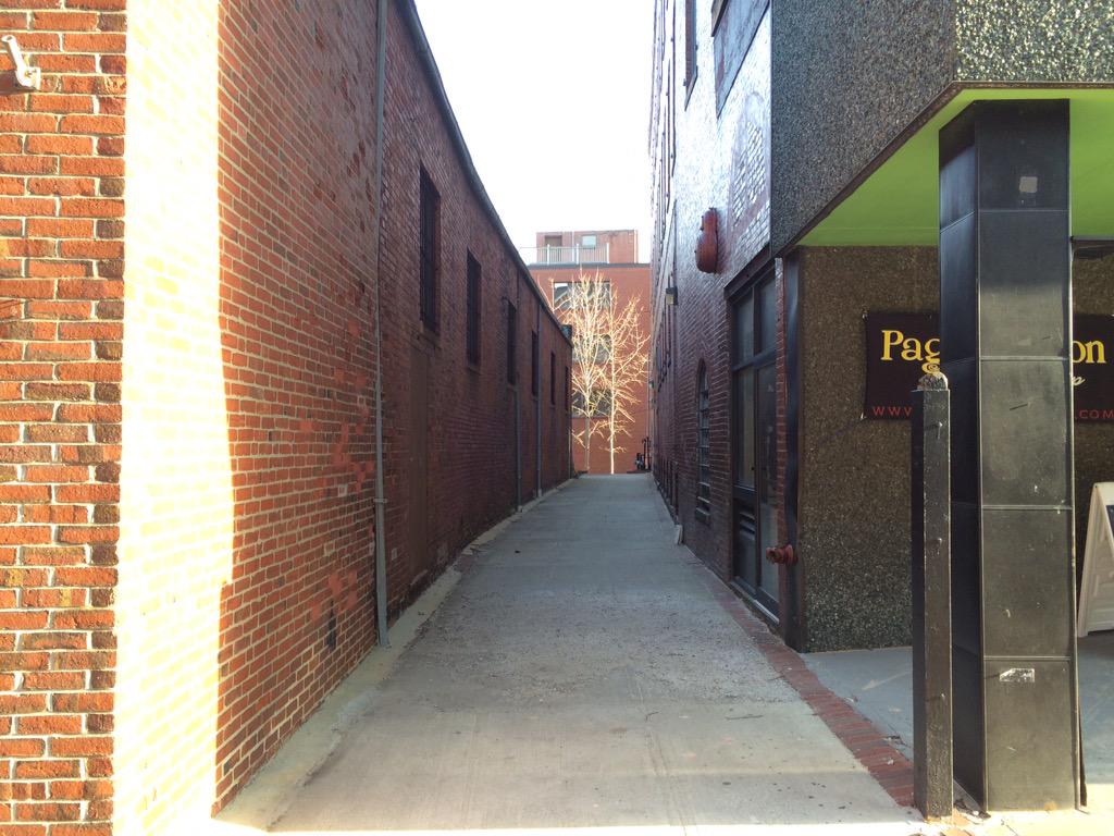 semiURBAN's tweet photo. Underutilized alleys depress us. Imagine this one with cafe tables, planters, and more. #rethinkspace #Salem http://t.co/ZWVnHZkVrH
