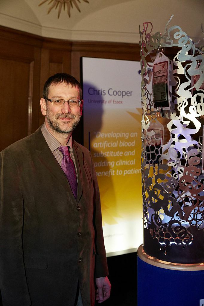 HaemO2Essex's tweet image. Chris Cooper at BBSRC Innovator of the Year awards with the "iconic object" describing our project