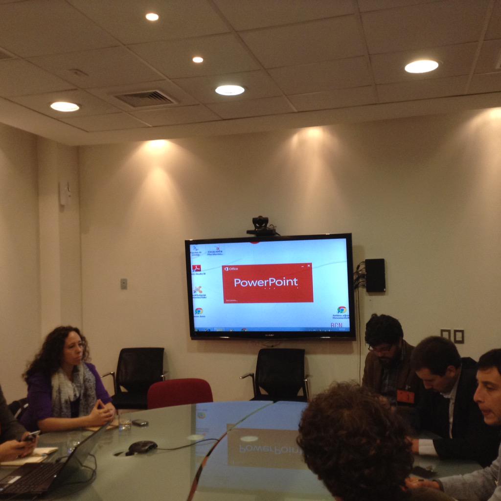 ciae_uchile's tweet image. Ahora @el_planmaestro presenta propuestas a diputada @camila_vallejo, presidenta comisión Educación de la Cámara.