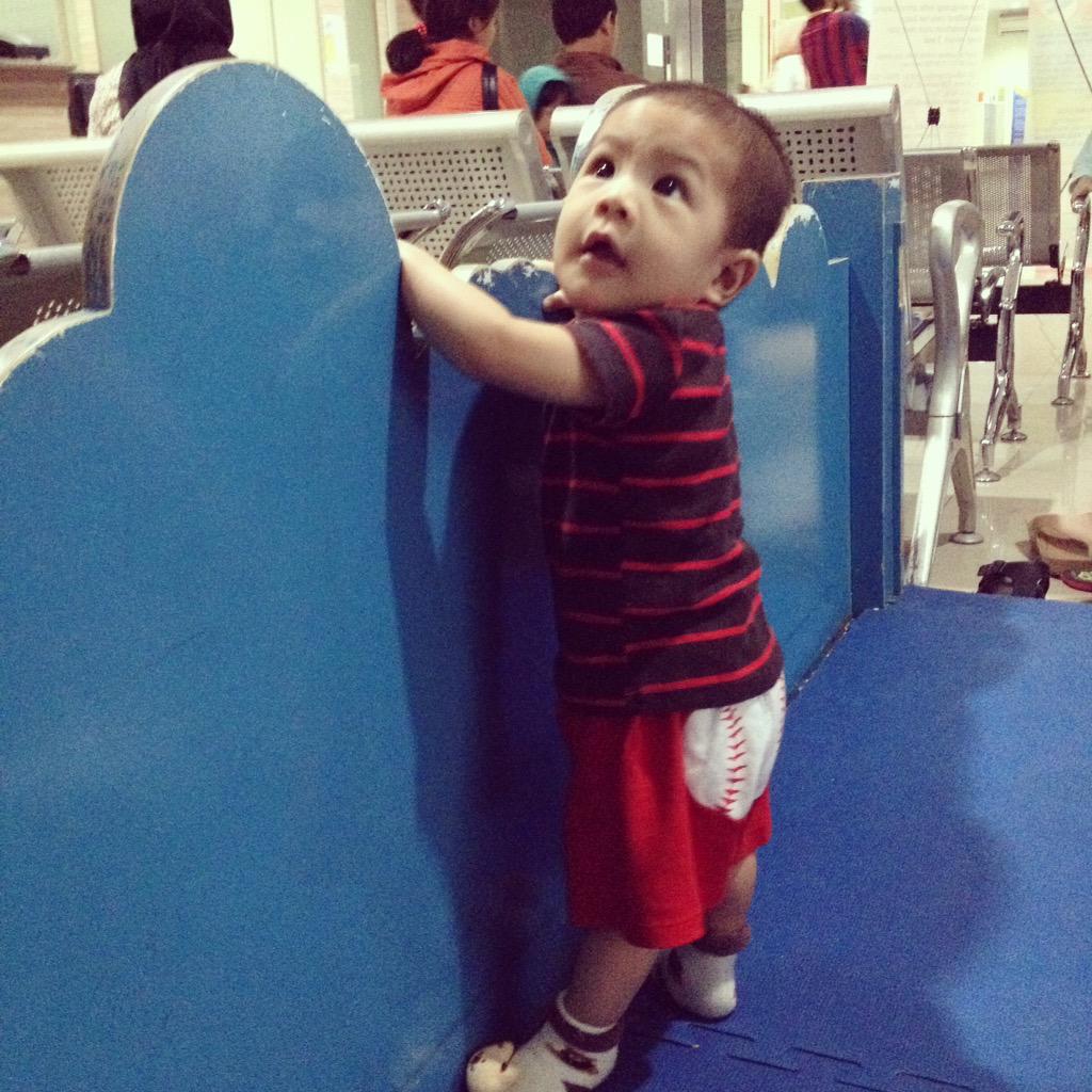 angga_hp's tweet photo. Hellooo aku sudah bisa berdirii... :) http://t.co/fERiWmaWng
