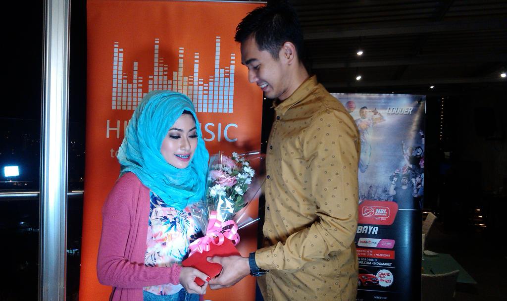 jejeradiosby's tweet photo. Ngedate ga afdol kalo blm ngasih sesuatu ya kann... Contohnya bunga :) #ADateWithNBLPlayers http://t.co/EBbEoXsFmd