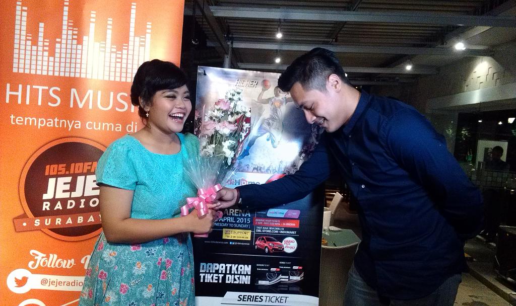 jejeradiosby's tweet photo. Ngedate ga afdol kalo blm ngasih sesuatu ya kann... Contohnya bunga :) #ADateWithNBLPlayers http://t.co/EBbEoXsFmd
