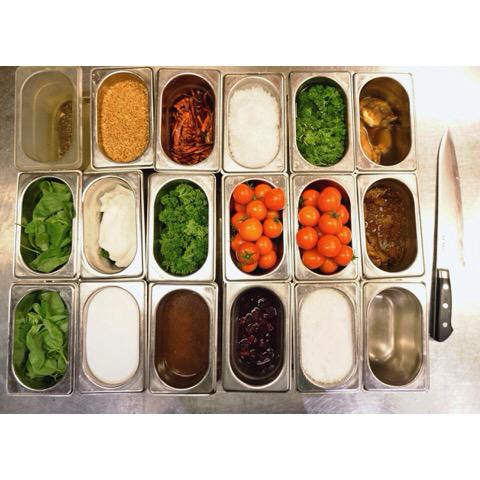 SunsetGrillBar's tweet photo. En lezzetli tabakların sırrı, eksiksiz bir "mise en place"ta saklıdır. 🔪🍴 #sunsetgrillbar #kitchen #miseenplace http://t.co/po2wkfatEi