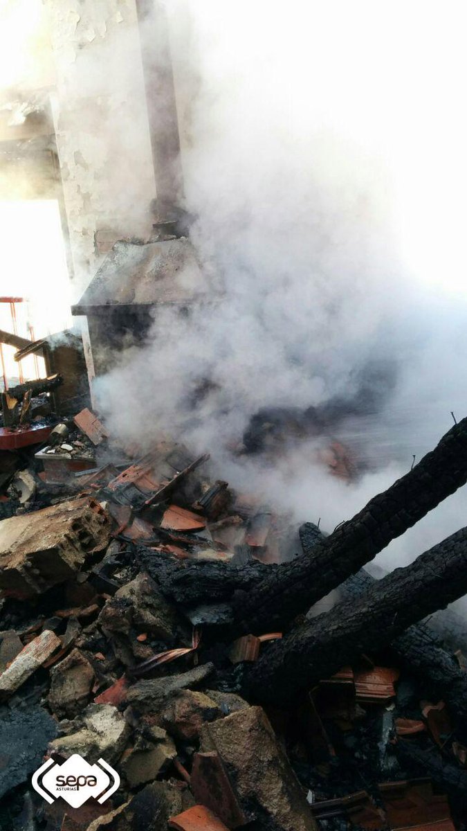 BomberosAstur's tweet photo. Imágenes tomadas por #BA #SEPA en tareas de desescombro de edificio incendiado esta noche en #Tineo. http://t.co/YaVmHSNpsG