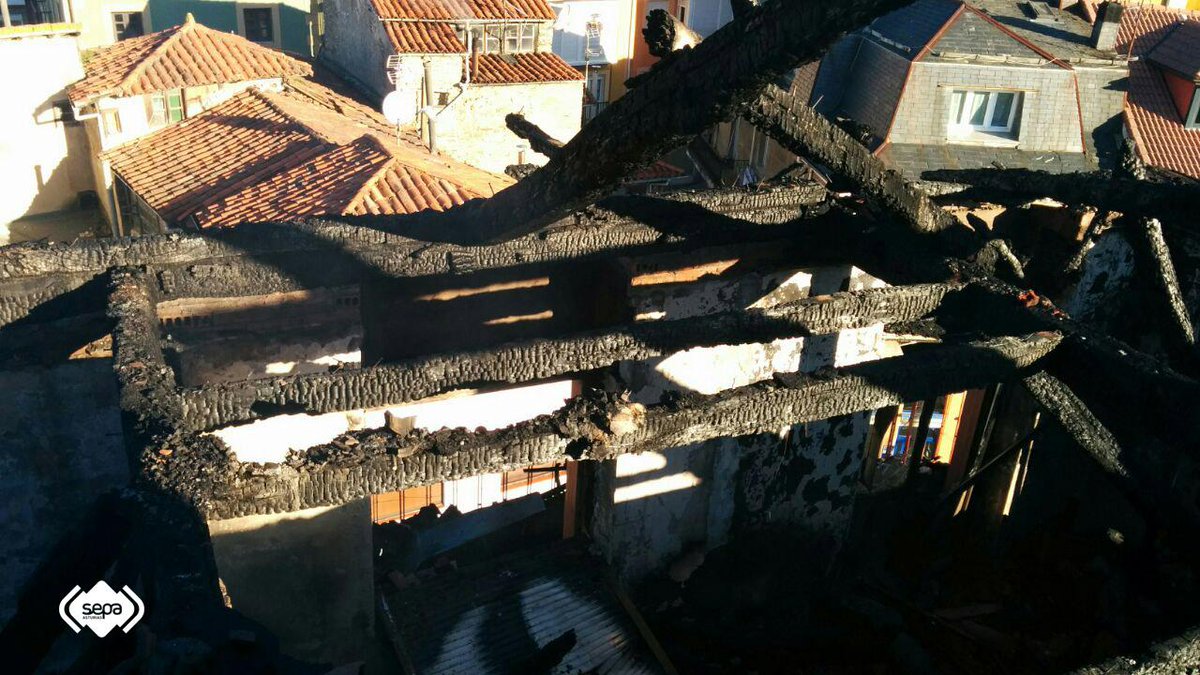 BomberosAstur's tweet photo. Imágenes tomadas por #BA #SEPA en tareas de desescombro de edificio incendiado esta noche en #Tineo. http://t.co/YaVmHSNpsG