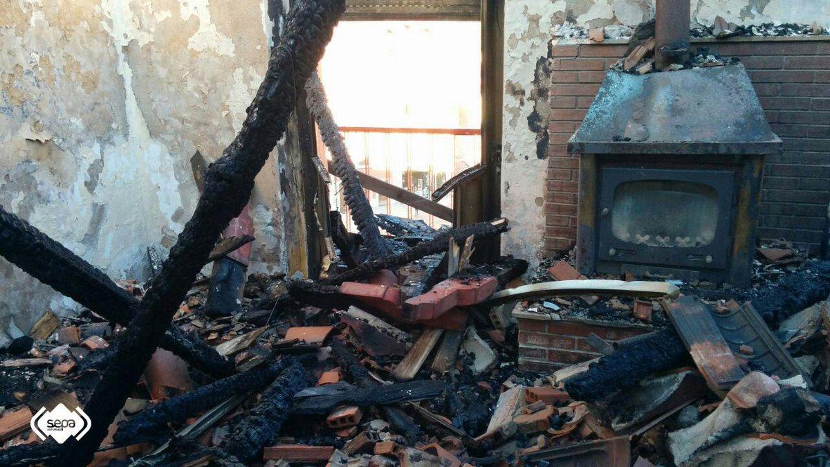 BomberosAstur's tweet photo. Imágenes tomadas por #BA #SEPA en tareas de desescombro de edificio incendiado esta noche en #Tineo. http://t.co/YaVmHSNpsG