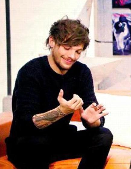 impromptu1D's tweet photo. @TommoDaisy 😂😂😂😂😂 you learned from the best http://t.co/rc9qdQLmGr