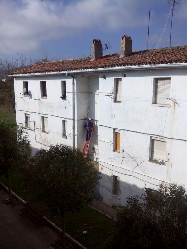 Errekaleor auzo autogestionatuko bizilagunek laguntza behar dute! Poliziak auzoa hartu du argindarra kentzeko