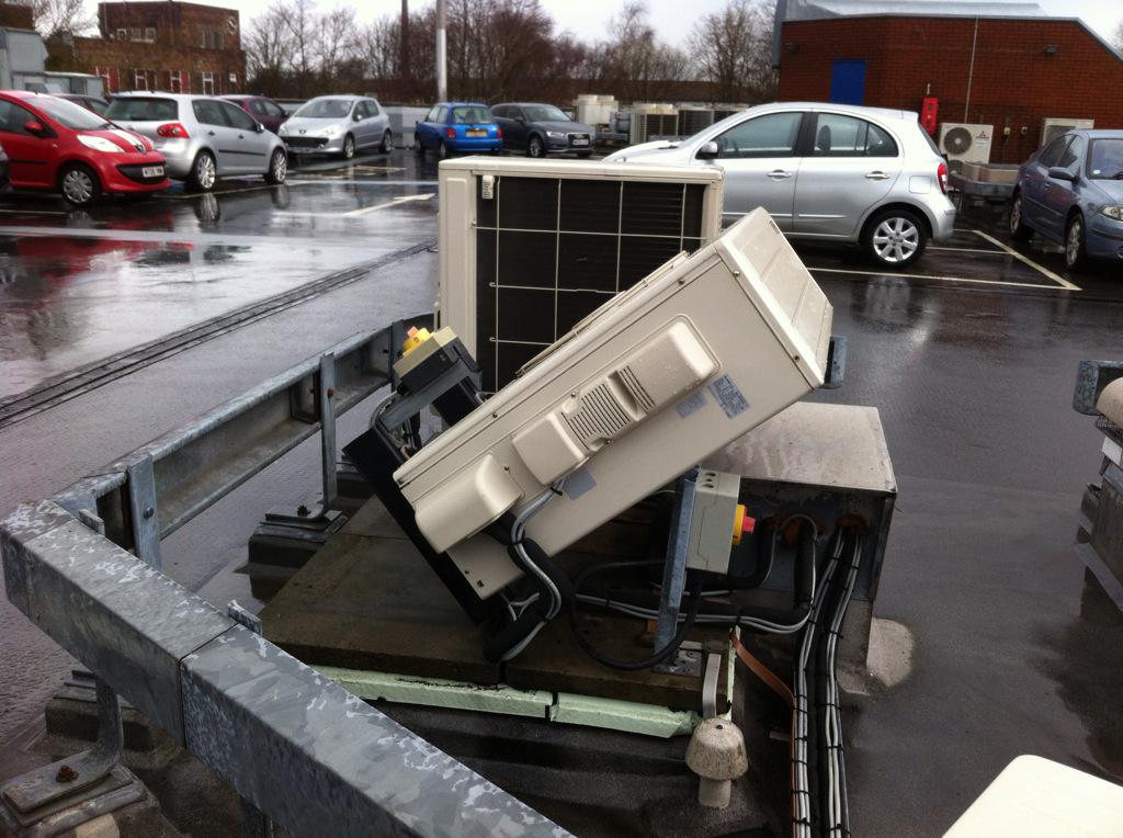 Tacogra's tweet photo. It's a bit windy here #wind #weather #airconditioning http://t.co/JdUgKpneHv