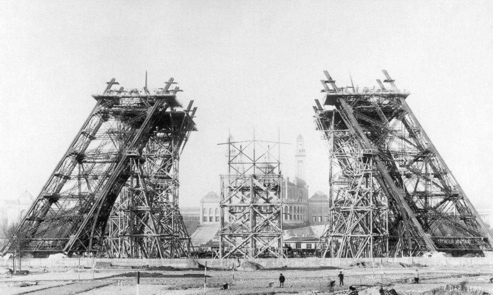 LatinHistory's tweet image. La Torre Eiffel cumple 126 años