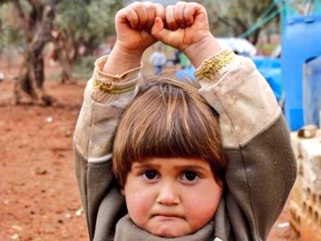 claudiamedd's tweet photo. La bimba siriana simbolo della guerra.
Il fotografo: “Pensava le sparassi” http://t.co/dR18CfhIuG